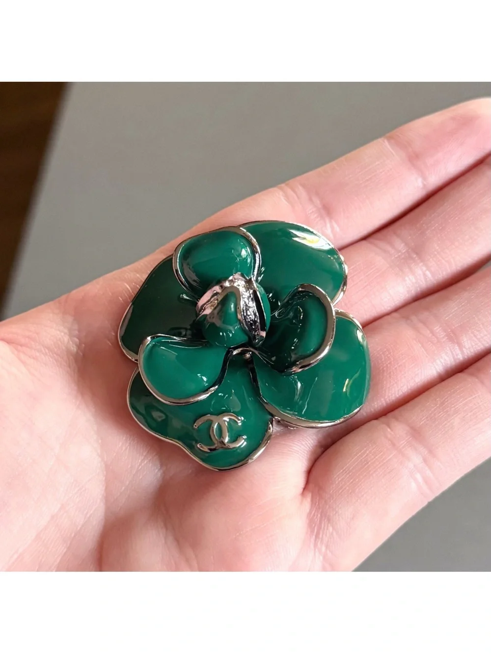 CHANEL 06C Classic CC Logo Emerald Green Camellia Flower Pendant Brooch